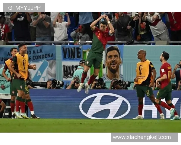 外国足球明星同框合影展现友谊与竞技精神的精彩瞬间